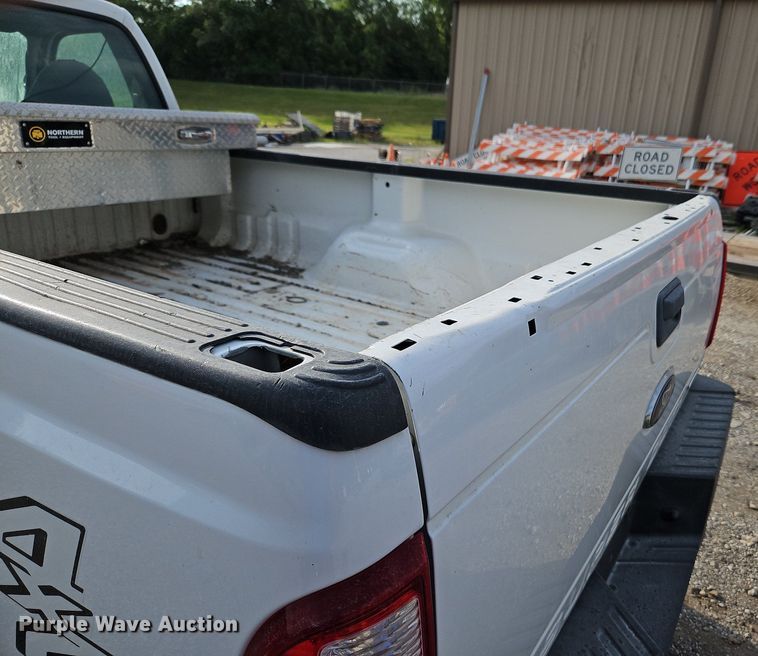 image for item LL9275 2001 Ford F250 Super Duty XL  pickup truck