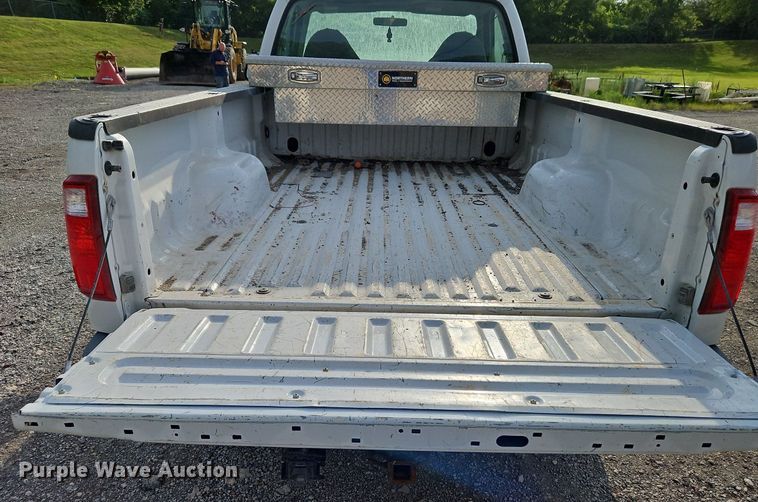 image for item LL9275 2001 Ford F250 Super Duty XL  pickup truck