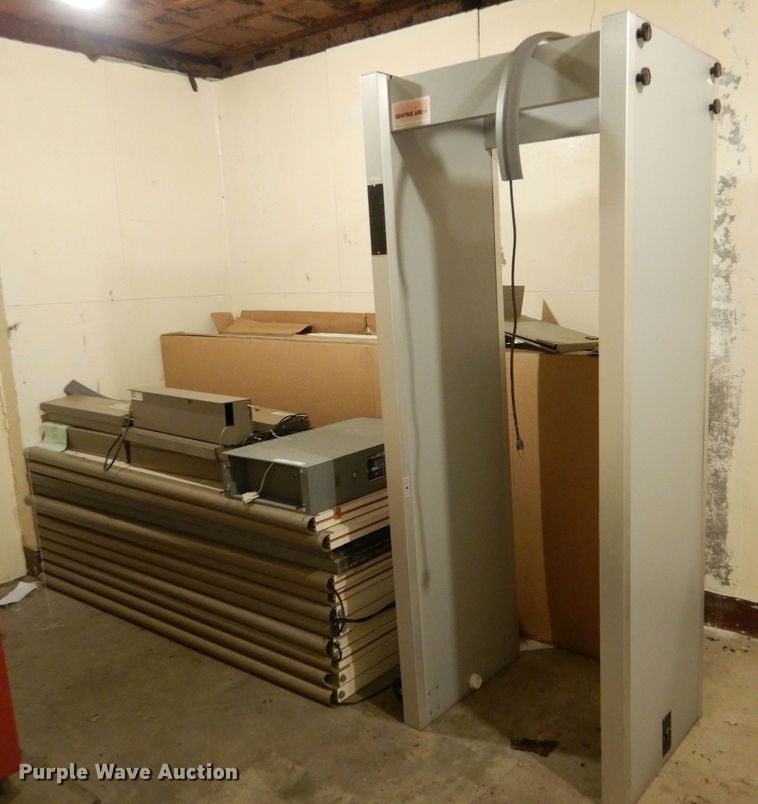 image for item LS9256 (7) metal detectors