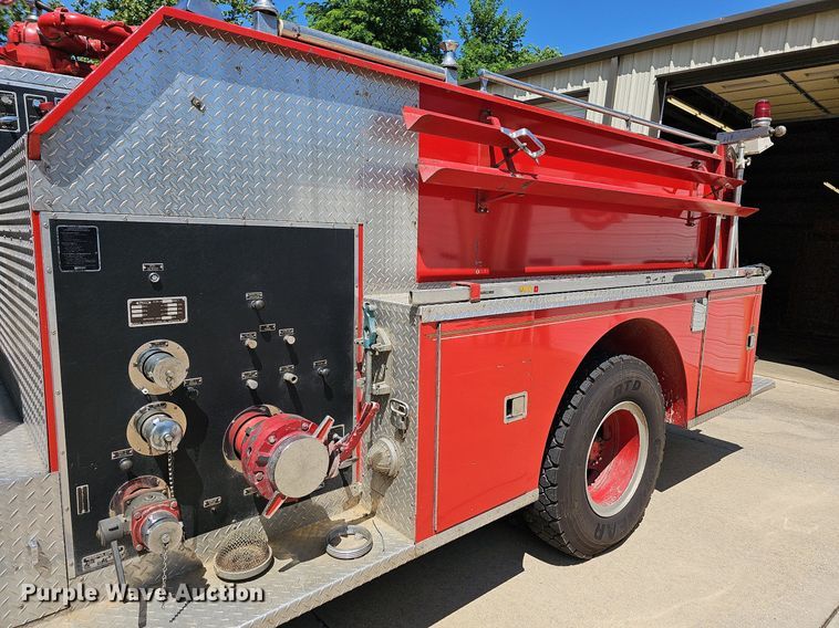image for item LW9695 1977 Ford F900  pumper fire truck