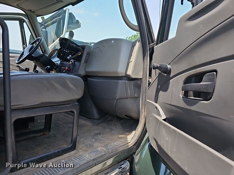 image for item LW9718 2010 International WorkStar 7300  dump truck