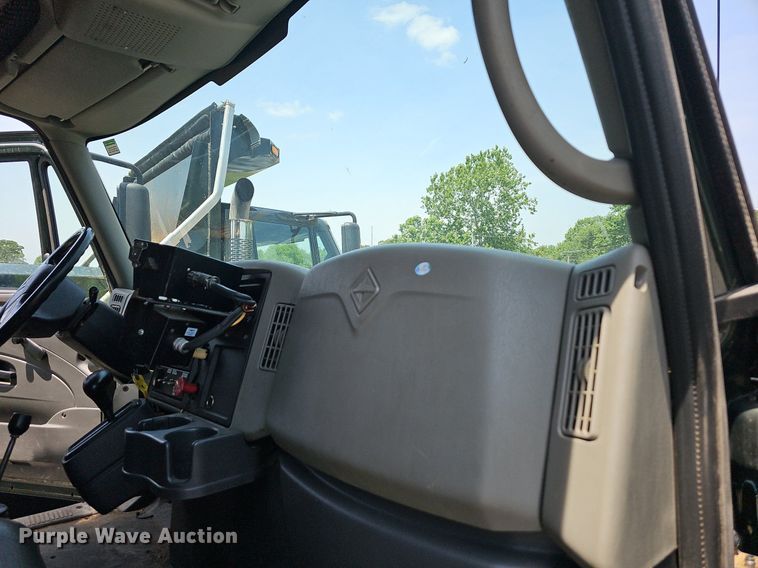 image for item LW9718 2010 International WorkStar 7300  dump truck