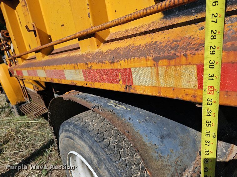 image for item LW9719 1991 Ford F800  dump truck
