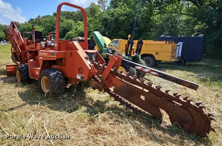 image for item LW9720 1988 Ditch Witch 4010  trencher