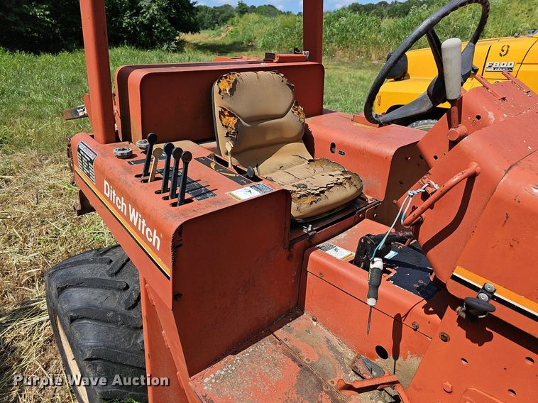 image for item LW9720 1988 Ditch Witch 4010  trencher