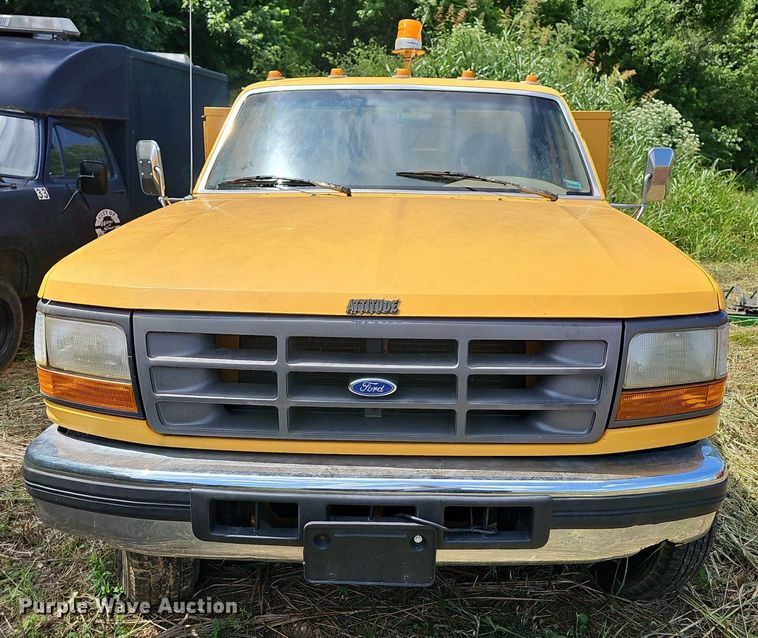 image for item LW9722 1994 Ford F450 Super Duty  utility / service truck