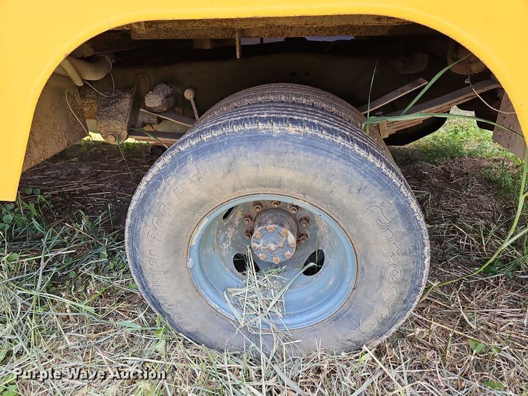 image for item LW9722 1994 Ford F450 Super Duty  utility / service truck