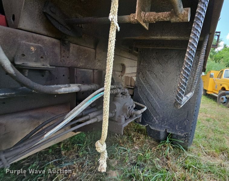 image for item LW9724 1990 Ford F800  dump truck
