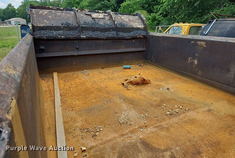 image for item LW9724 1990 Ford F800  dump truck