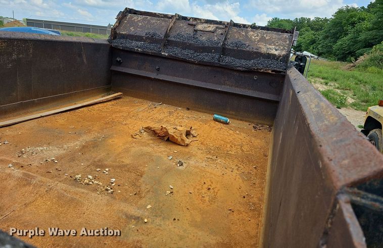 image for item LW9724 1990 Ford F800  dump truck