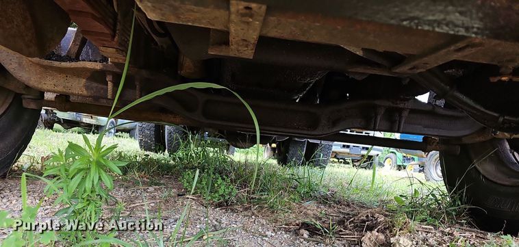 image for item LW9724 1990 Ford F800  dump truck