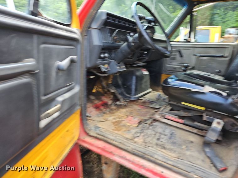 image for item LW9724 1990 Ford F800  dump truck