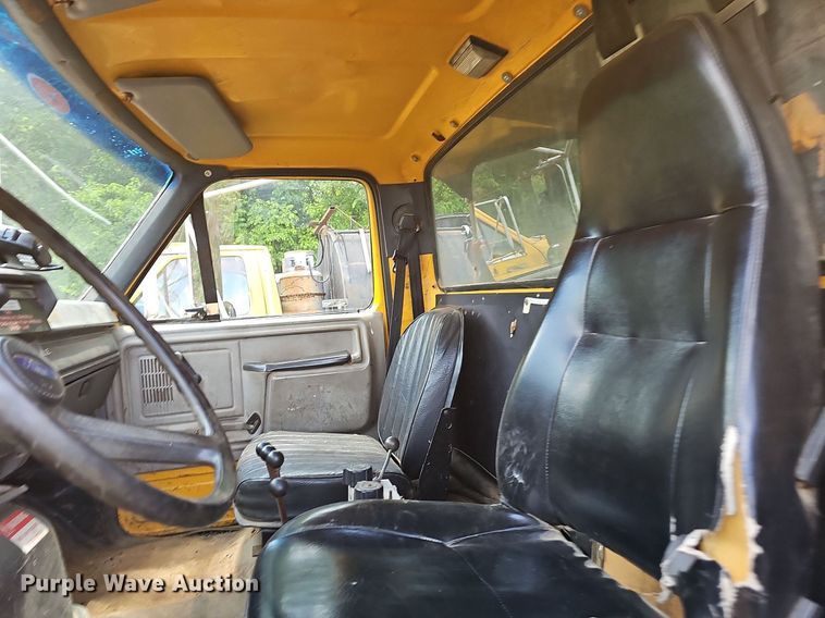 image for item LW9724 1990 Ford F800  dump truck