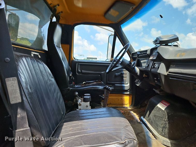 image for item LW9724 1990 Ford F800  dump truck
