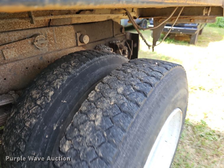 image for item LW9724 1990 Ford F800  dump truck