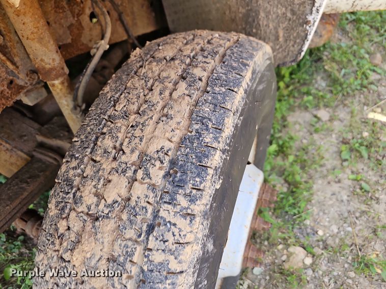 image for item LW9729 1999 Ford F350 Super Duty  flatbed pickup truck