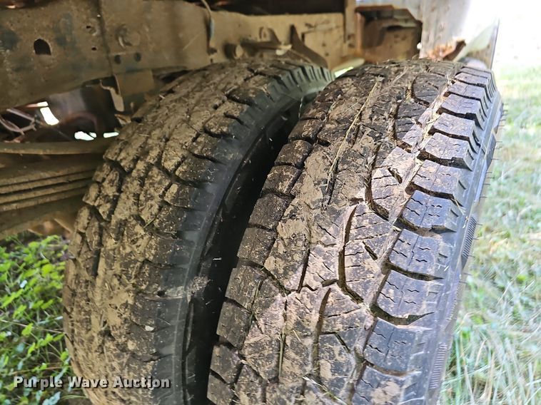 image for item LW9729 1999 Ford F350 Super Duty  flatbed pickup truck