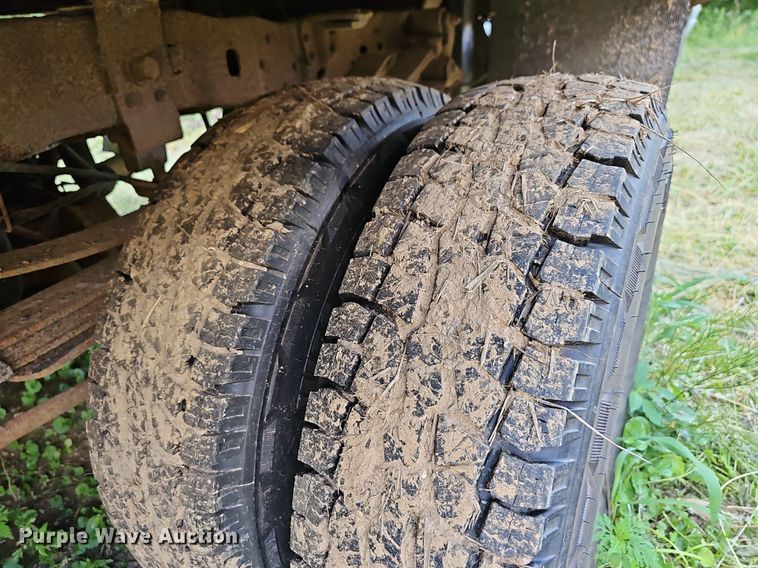 image for item LW9729 1999 Ford F350 Super Duty  flatbed pickup truck