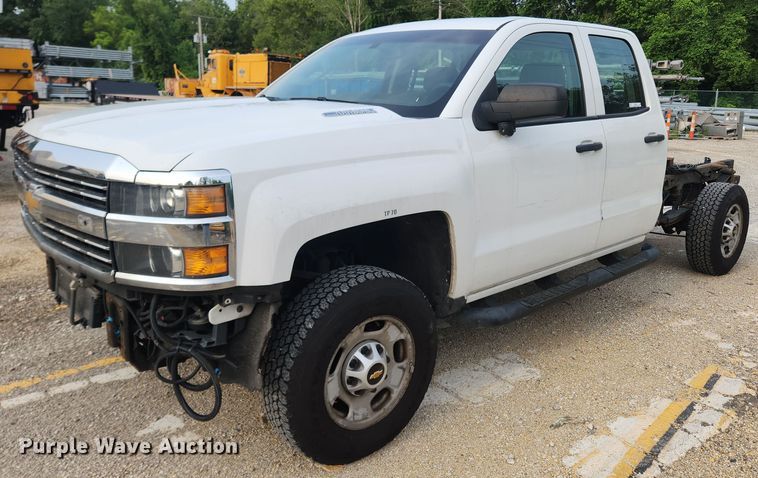 image for item LX9744 2016 Chevrolet Silverado 2500  Double Cab pickup truck cab and chassis