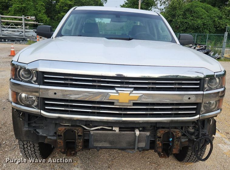 image for item LX9744 2016 Chevrolet Silverado 2500  Double Cab pickup truck cab and chassis