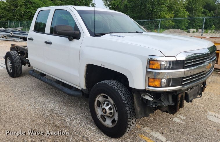 image for item LX9744 2016 Chevrolet Silverado 2500  Double Cab pickup truck cab and chassis