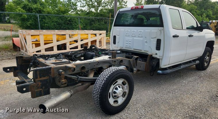 image for item LX9744 2016 Chevrolet Silverado 2500  Double Cab pickup truck cab and chassis