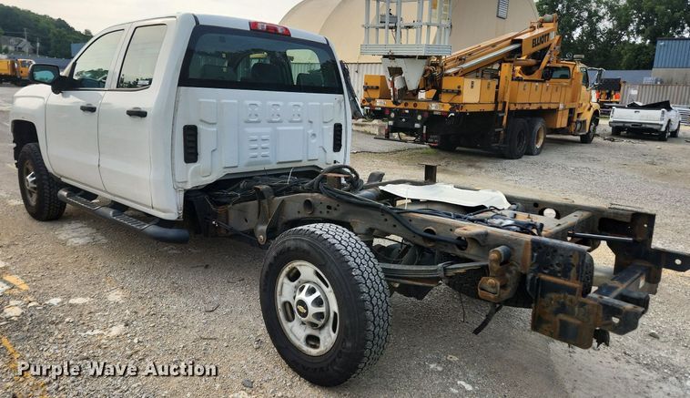 image for item LX9744 2016 Chevrolet Silverado 2500  Double Cab pickup truck cab and chassis