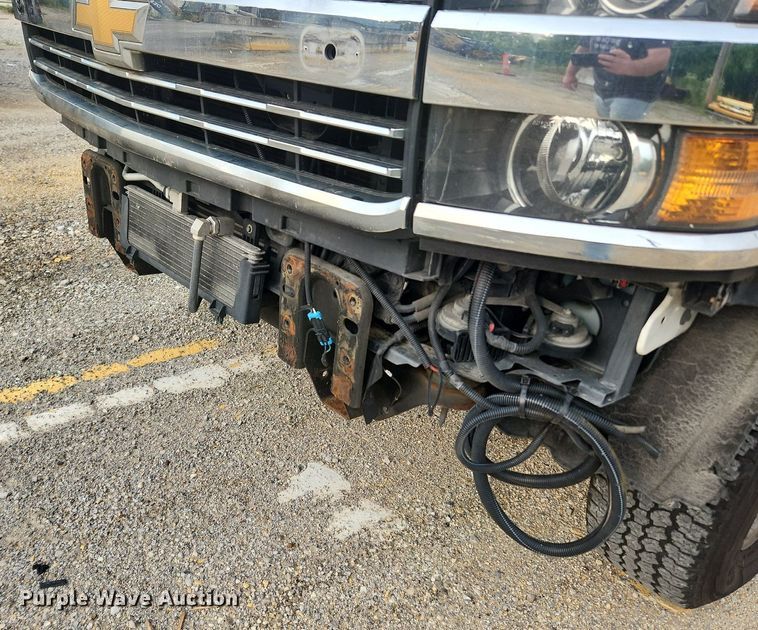 image for item LX9744 2016 Chevrolet Silverado 2500  Double Cab pickup truck cab and chassis