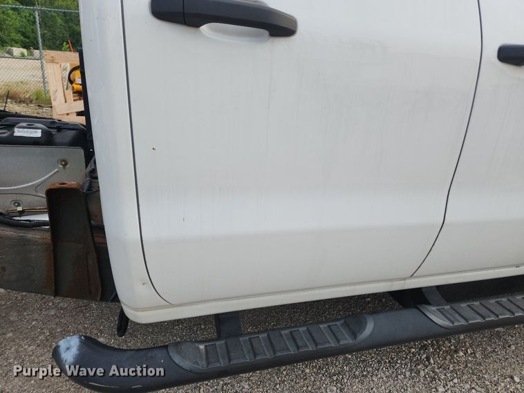 image for item LX9744 2016 Chevrolet Silverado 2500  Double Cab pickup truck cab and chassis