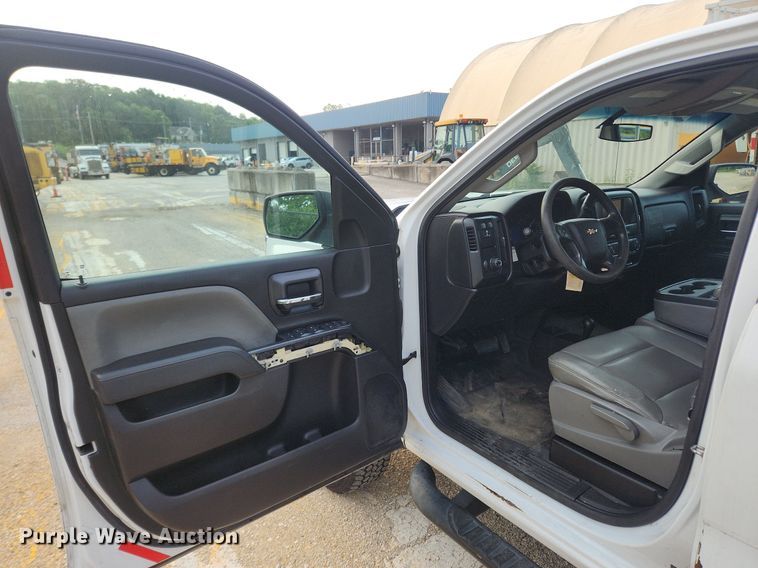 image for item LX9744 2016 Chevrolet Silverado 2500  Double Cab pickup truck cab and chassis