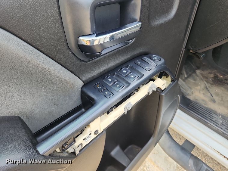 image for item LX9744 2016 Chevrolet Silverado 2500  Double Cab pickup truck cab and chassis