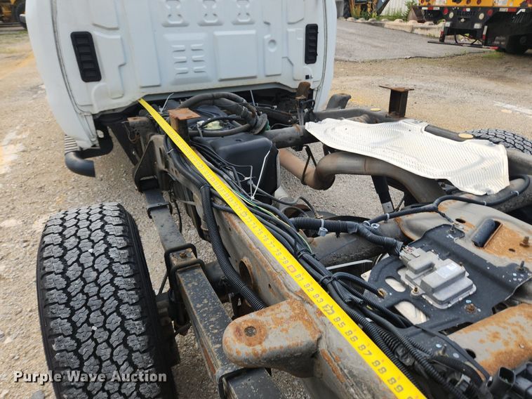 image for item LX9744 2016 Chevrolet Silverado 2500  Double Cab pickup truck cab and chassis