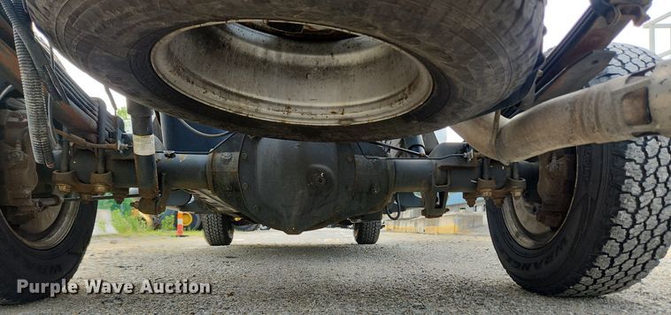 image for item LX9744 2016 Chevrolet Silverado 2500  Double Cab pickup truck cab and chassis