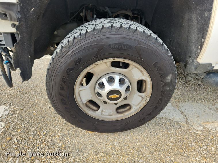 image for item LX9744 2016 Chevrolet Silverado 2500  Double Cab pickup truck cab and chassis