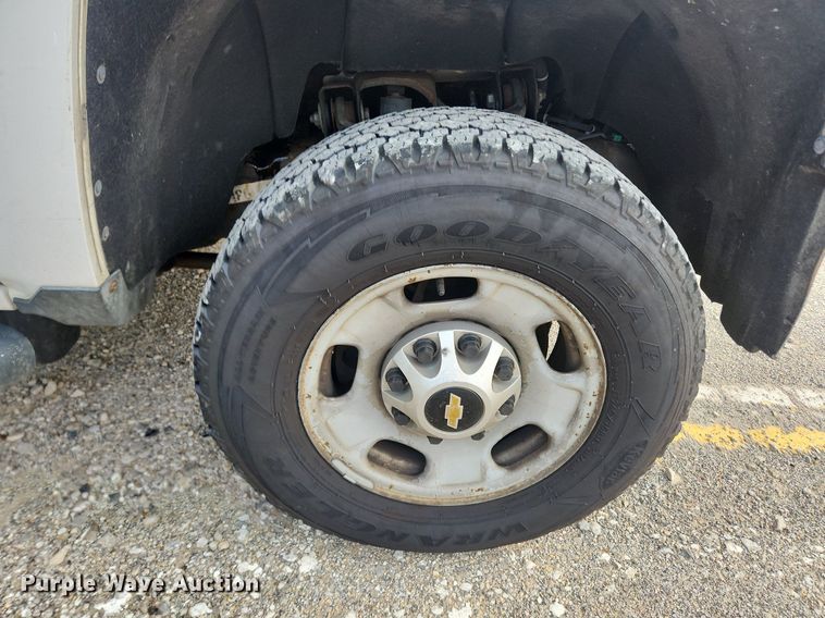 image for item LX9744 2016 Chevrolet Silverado 2500  Double Cab pickup truck cab and chassis