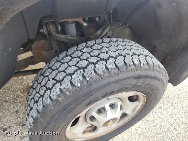 image for item LX9744 2016 Chevrolet Silverado 2500  Double Cab pickup truck cab and chassis