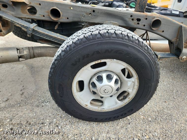 image for item LX9744 2016 Chevrolet Silverado 2500  Double Cab pickup truck cab and chassis