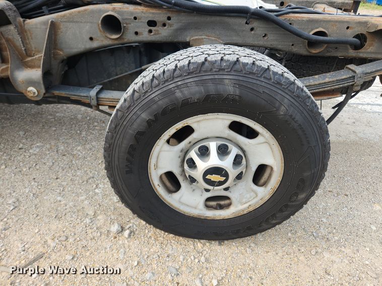 image for item LX9744 2016 Chevrolet Silverado 2500  Double Cab pickup truck cab and chassis