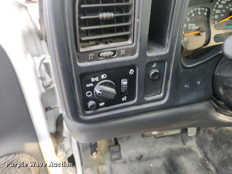 image for item LX9747 2005 Chevrolet Silverado 1500  pickup truck