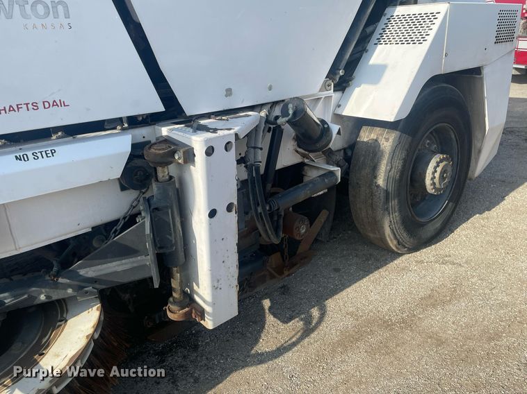 image for item LY9619 2009 Allianz Johnston MX450  street sweeper truck