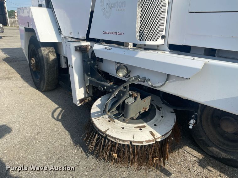 image for item LY9619 2009 Allianz Johnston MX450  street sweeper truck