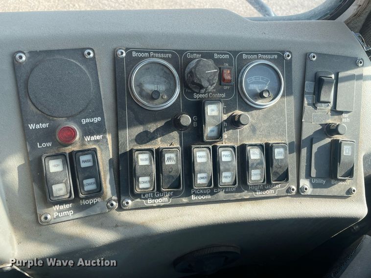 image for item LY9619 2009 Allianz Johnston MX450  street sweeper truck