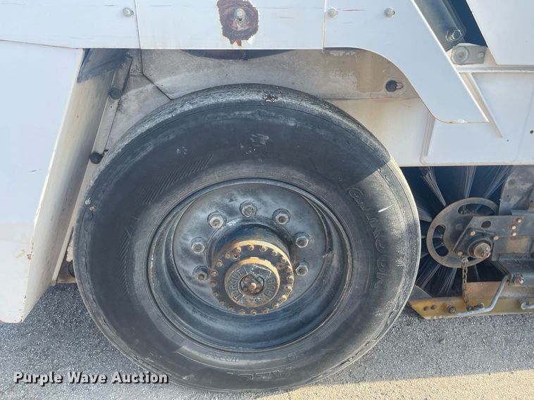 image for item LY9619 2009 Allianz Johnston MX450  street sweeper truck