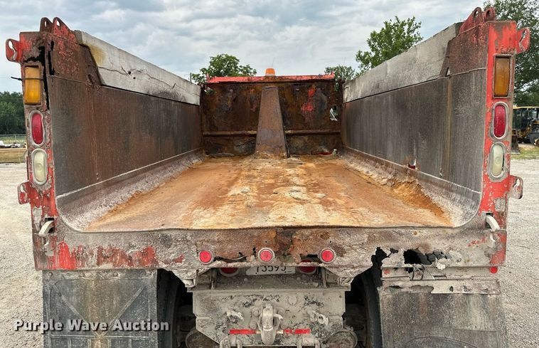 image for item MB9630 1997 International 4900  dump truck