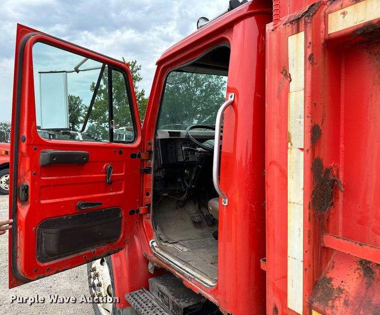 image for item MB9630 1997 International 4900  dump truck