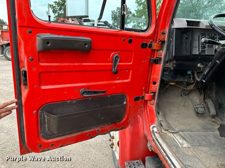 image for item MB9630 1997 International 4900  dump truck