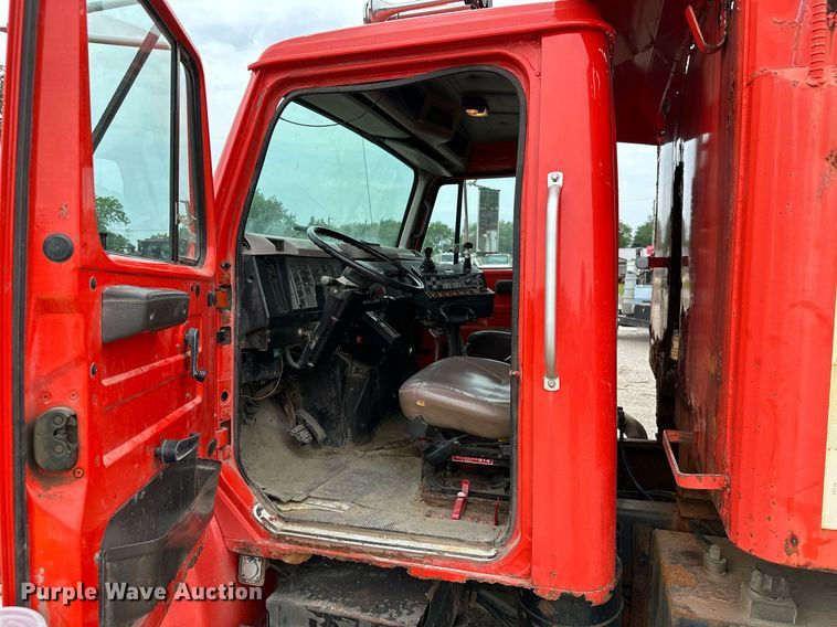 image for item MB9630 1997 International 4900  dump truck