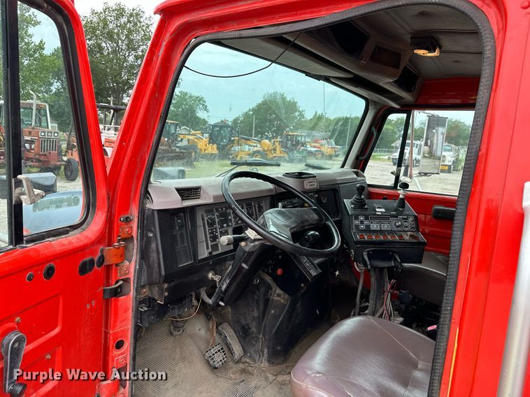 image for item MB9630 1997 International 4900  dump truck