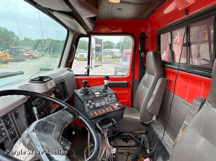 image for item MB9630 1997 International 4900  dump truck