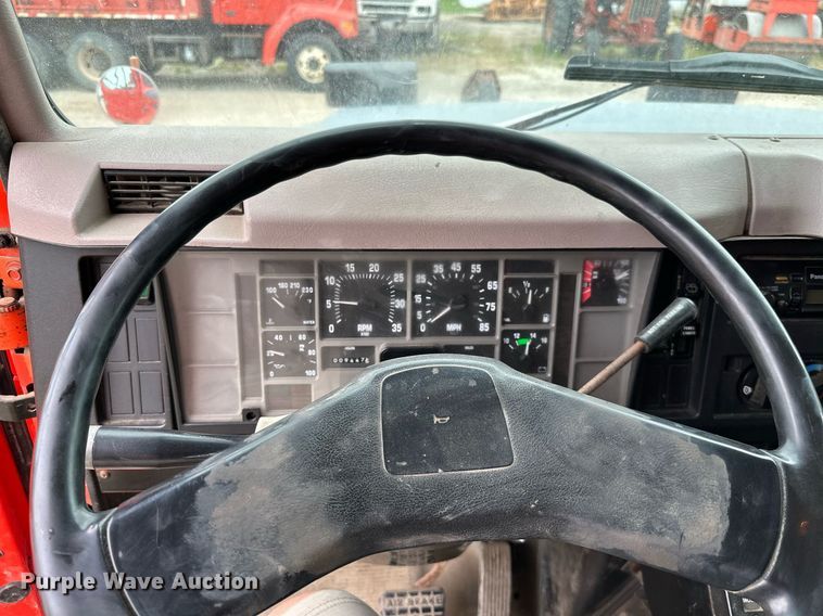 image for item MB9630 1997 International 4900  dump truck